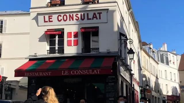 Varios turistas pasean con mascarilla por las calles del barrio parisino de Montmartre.