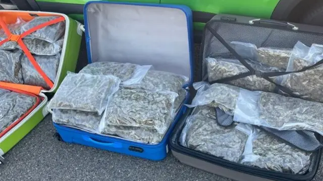 Detenidos cuando transportaban 26 kilos de droga en su vehículo.