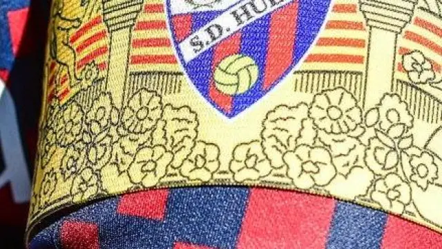 El brazalete que lucirá el capitán de la SD Huesca en el derbi con el Real Zaragoza.