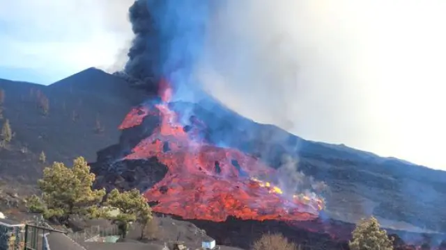 Coladas de lava descendiendo por la falda del volcán
