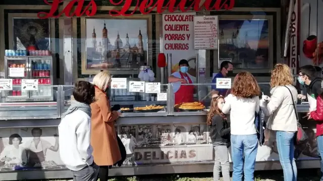 Gente esperando a ser atendida en churrería ambulante Las Delicias, este lunes en el recinto ferial.
