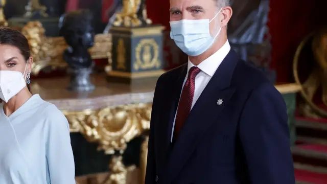 Los Reyes Felipe y Letzia, a su llegada a la recepción con motivo del Día la Fiesta Nacional, ofrecida este martes en el Palacio Real.