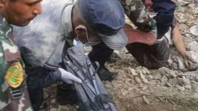 Trabajos de rescate del Ejército de Nepal tras un accidente de autobús.