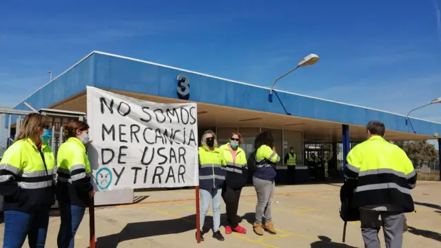 Protesta de IDL en la planta de PSA Stellantis en Figueruelas.