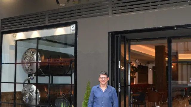 Pedro Andreu, propietario de la cafetería Estoril, en el nuevo establecimiento de Sagasta.