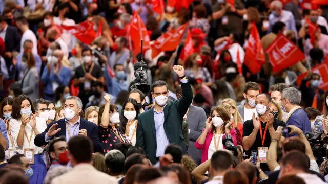 Sánchez, en olor de multitud, durante el congreso socialista.