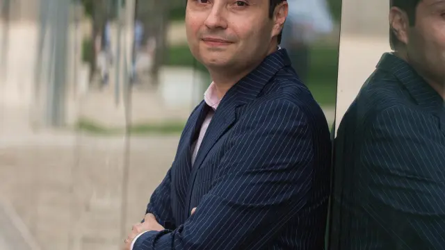 El investigador en ingeniería de software Carlos Cetina, en el campus de la Universidad San Jorge