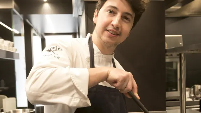 El joven pastelero valenciano Ausiàs Signes, en la cocina del Tatau Bistro de Huesca.