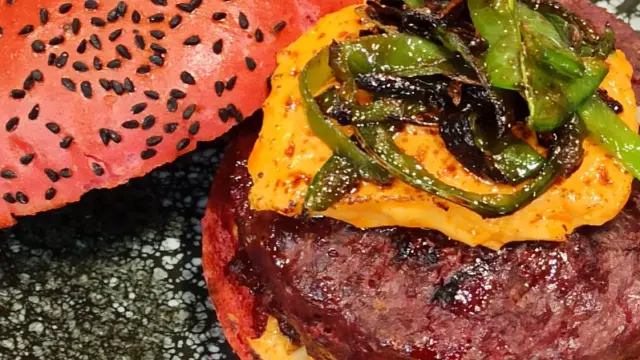 La mejor hamburguesa de España rinde homenaje al volcán de La Palma.
