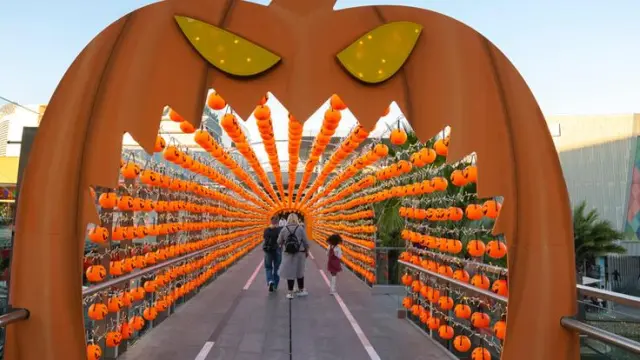 La pasarela de Puerto Venecia, simulando una calabaza gigante para Halloween.