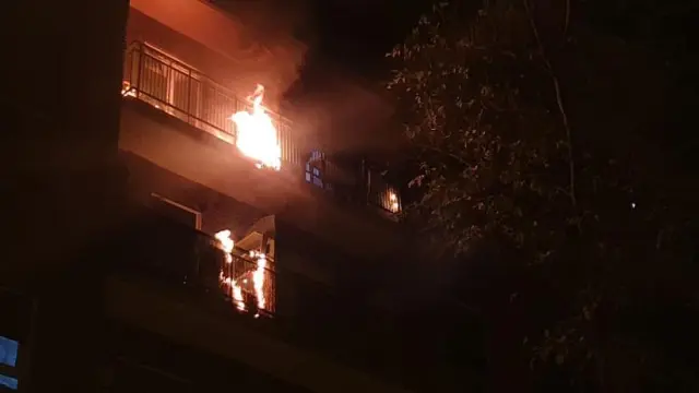 Aparatoso incendio en la calle María Moliner afecta a tres pisos.