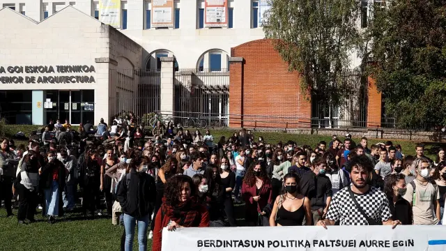 Estudiantes de la Universidad del País Vasco (UPV-EHU) han protestado este lunes en el campus de San Sebastián después de que un profesor de la Facultad de Arquitectura ha sido acusado de "una agresión sexista".