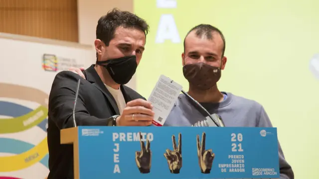 Héctor Paz, emocionado, con su socio en Imascono, Pedro Lozano, tras recibir el premio.