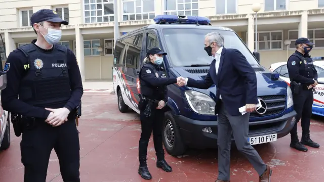 El alcalde de Zaragoza, Jorge Azcón, saluda a una agente de la Policía Local durante su visita al cuartel de Domingo Miral.