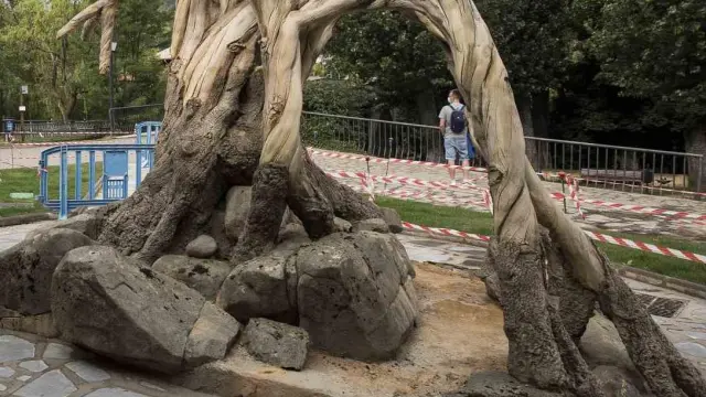 Monumento simbólico en forma de árbol en Villanúa en homenaje a las brujas ajusticiadas