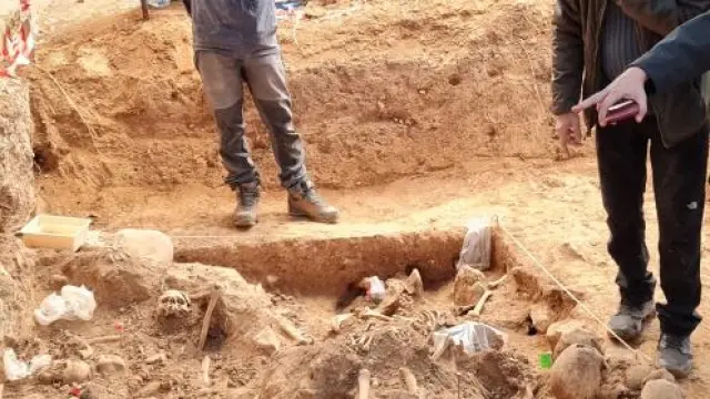 Marisancho Menjón visita los trabajos de exhumación en el cementerio de Belchite