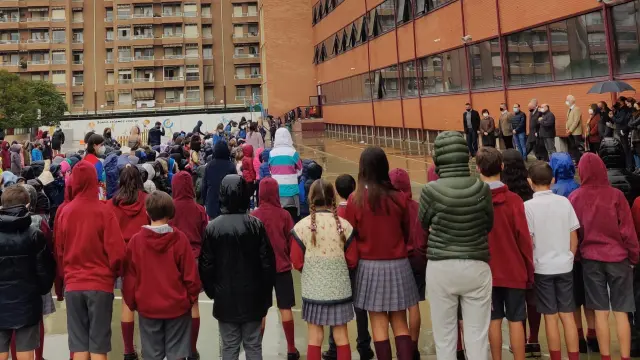 Minuto de silencio en el colegio de los Jesuitas de Logroño