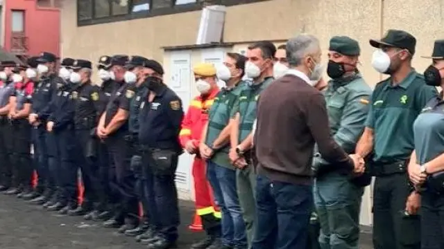 El ministro Fernando Grande Marlaska saluda a las Fuerzas y Cuerpos de Seguridad del Estado en La Palma.