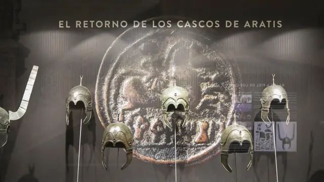 Vitrina del Museo de Zaragoza con los cascos celtíberos de Aranda de Moncayo.