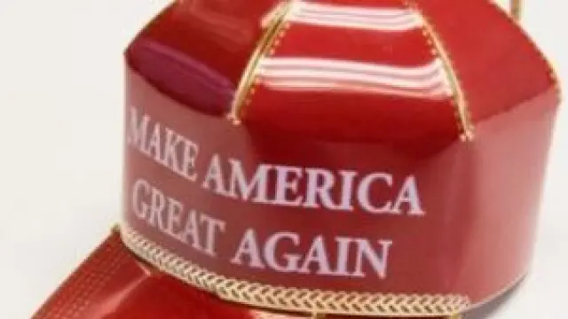 Adorno para el árbol de Navidad con la forma de la gorra roja de Trump.