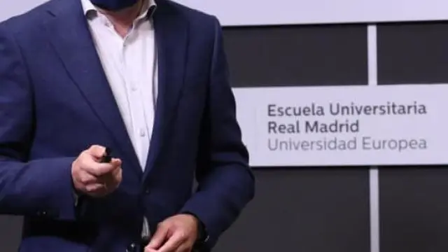José Víctor Alfaro, durante una intervención en la Escuela Universitaria Real Madrid de la Universidad Europea hablando sobre Podoactiva.