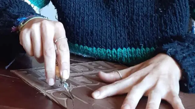 Nadia Pastor, haciendo un abecedario en linóleo para hacer estampación artesanal en papel o tela.