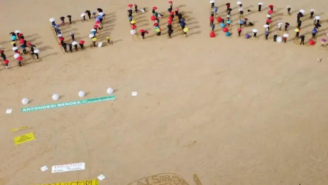 Acto por la justicia climática en la playa de La Concha