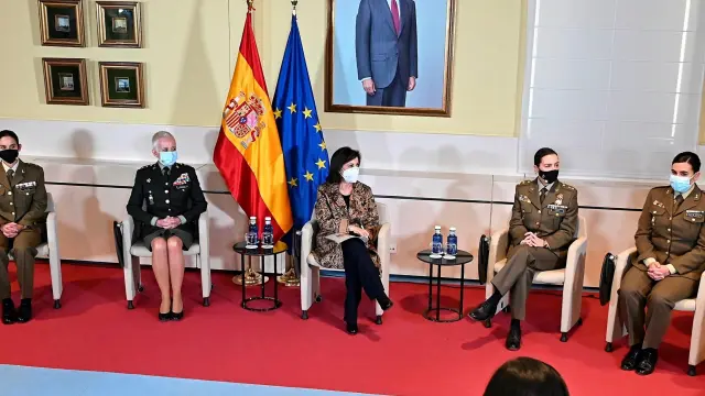 La ministra de Defensa, Margarita Robles, modera el coloquio 'Mujeres Militares: Retos Superados'.