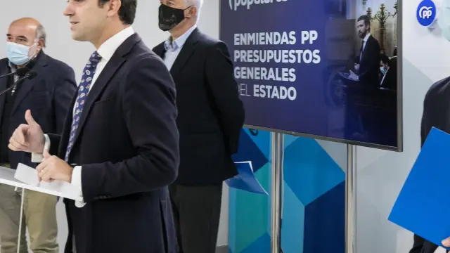 El presidente del PP-Zaragoza, Ramón Celma, este lunes, en la presentación de las enmiendas a los Presupuestos Generales del Estado junto a Eloy Suárez, Pedro Navarro y José Manuel Aranda.