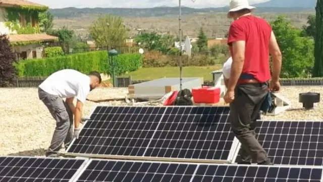 Instalación de placas solares en una vivienda.