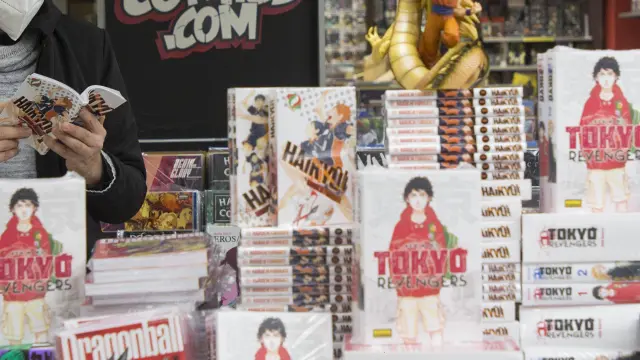 Un lector hojea un ejemplar de manga en Milcomics.com, cuya sección especializada en cómic japonés está preparada ya para el lanzamiento de ‘Tokyo Revengers’.