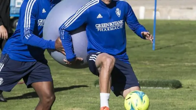 Carlos Nieto, en un ejercicio físico con un balón gigante junto a Jair.