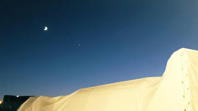 El cohete Miura 1, con la rampa de lanzamiento, subido a un camión en el aeropuerto de Teruel para viajar a Madrid.