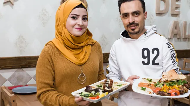 Bayan Mawaldi y Ahmad Tabakh, en el comedor del restaurante El Castillo de Alepo.