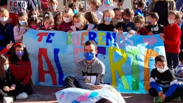 Alberto Puyuelo, en el centro, con varios de sus alumnos en el colegio Puente Sardas de Sabiñánigo.