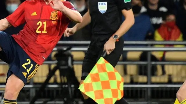 Dani Olmo controla un balón, en un momento del partido contra Suecia.