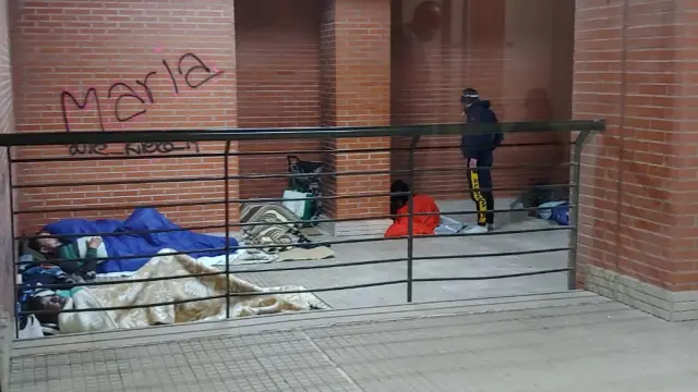 Algunas personas sin hogar duermen en los inmuebles próximos al parque Bruil.