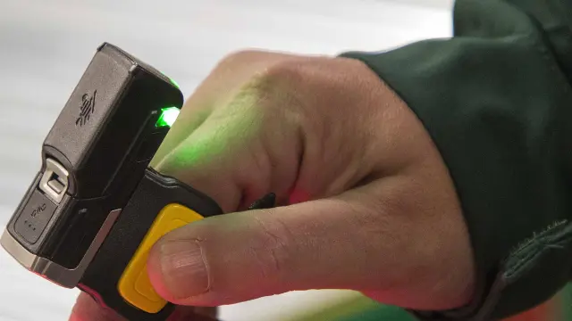 Uno de los escáneres de dedo utilizados en la nave de reparto de Amazon en Plaza.