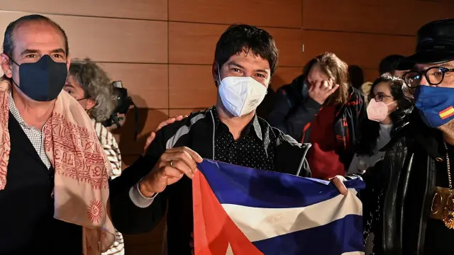 Yunior García (c) muestra la bandera cubana durante la rueda de prensa de este jueves en Madrid.
