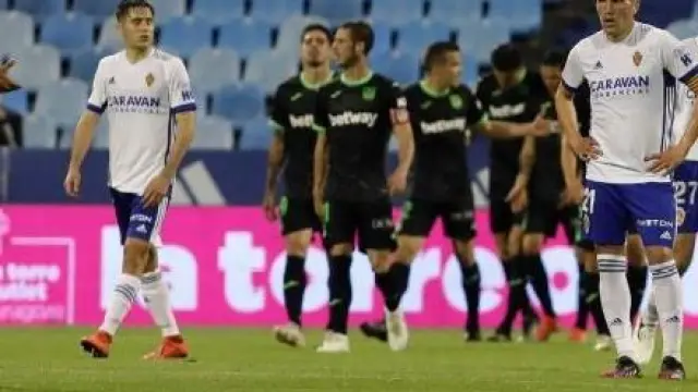 Narváez, Tejero, Zapater y Francho, desolados y con reproches tras encajar el quinto gol en el 0-5 ante el Leganés de la pasada liga.
