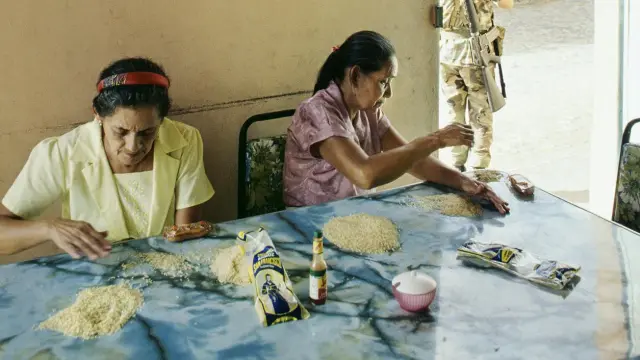 Mujeres desgranando arroz.  Suchitoto (El Salvador), enero de 1992.