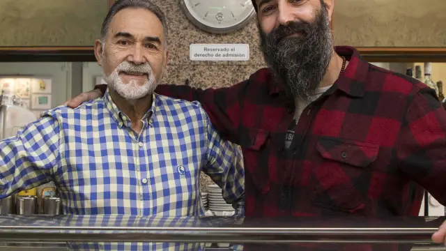 Israel Valero y su hijo tras la barra del restaurante D'Israel que cierra este 26 de noviembre.