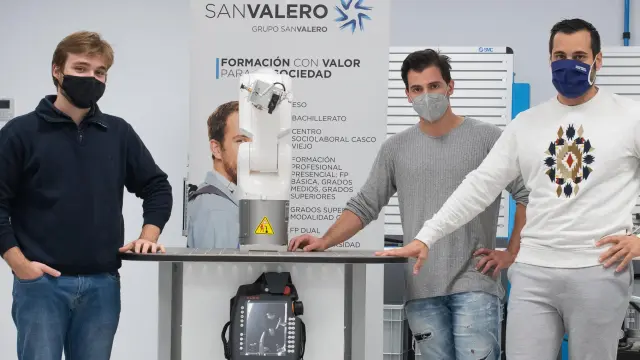 De izquierda a derecha, Miguel Esteve, Carlos Continente y Luis Monzón en el Centro de FP San Valero de Zaragoza.