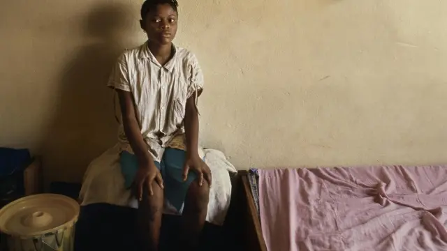 Tity Mbayo, exniña soldado de 13 años. Freetown (Sierra Leona), enero de 2001.
