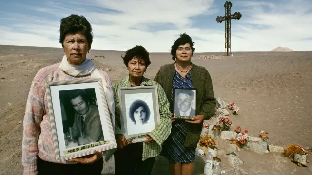 Violeta Berrios, Vicky Saavedra y una familiar del mecánico José Rolando Hoyos Salazar. Desierto de Atacama (Chile), julio de 1999.