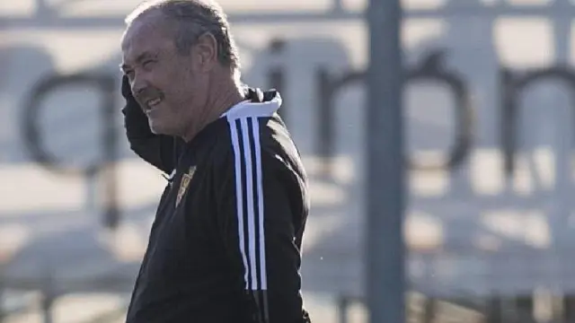 Juan Ignacio Martínez se rasca la cabeza mientras observa el entrenamiento del equipo en la Ciudad Deportiva.