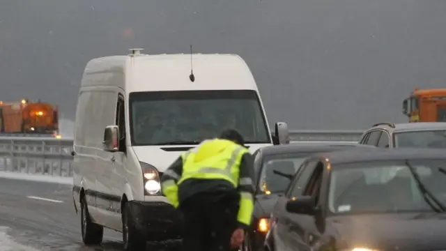 Un agente de la Guardia Civil, informando a los conductores en el puerto de Monrepós (A-23).