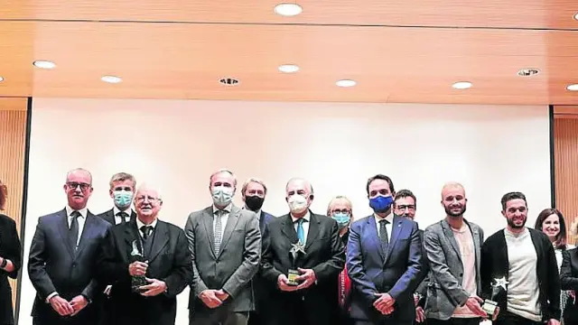 Los galardonados con los premios Aster de ESIC, miembros del jurado y organizadores, ayer en el Patio de la Infanta de Ibercaja.