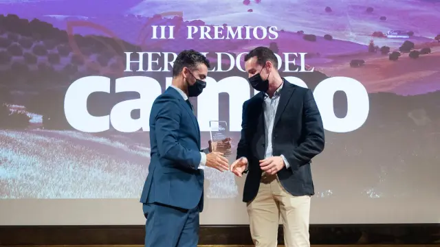 Ignacio Lucas, director general de Caja Rural en Aragón, entrega el premio al Proyecto más Innovador a Pablo Burdío, responsable de Granjas Propias de Piensos Costa.