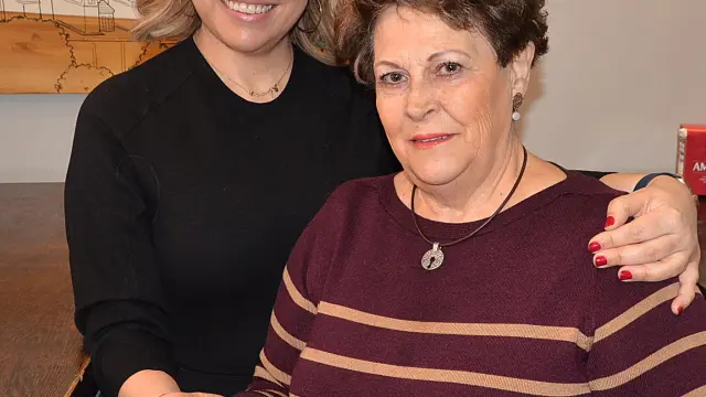 Ana Abadías y su madre María Teresa Espluga, con una ración de callos de Teresa.